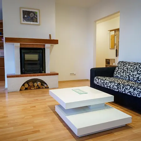 Spacious 2br For Teams & Families With Balcony, Fast Wifi Near Center *