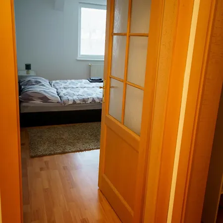 Spacious For Teams & Families With Balcony, Fast Wifi Near Center 브라티슬라바