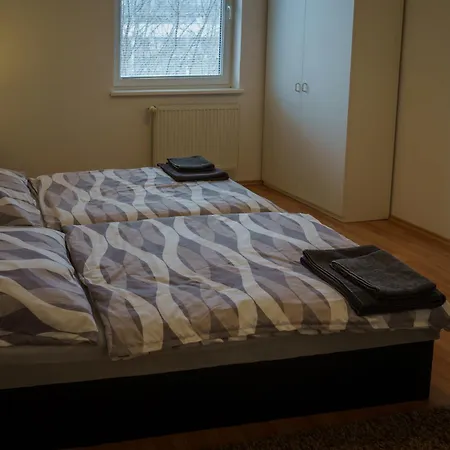 아파트 Spacious For Teams & Families With Balcony, Fast Wifi Near Center *