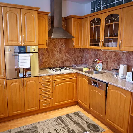 Spacious For Teams & Families With Balcony, Fast Wifi Near Center 브라티슬라바
