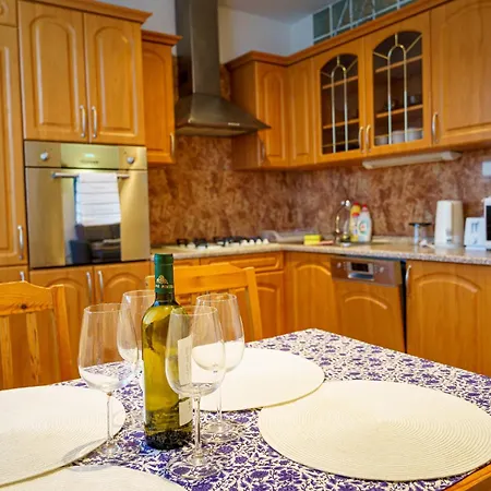 Spacious For Teams & Families With Balcony, Fast Wifi Near Center Apartmán *