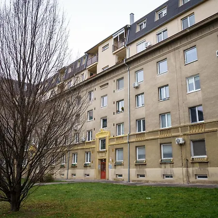 Spacious For Teams & Families With Balcony, Fast Wifi Near Center Братислава