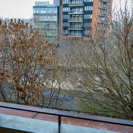 Spacious 2br For Teams & Families With Balcony, Fast Wifi Near Center