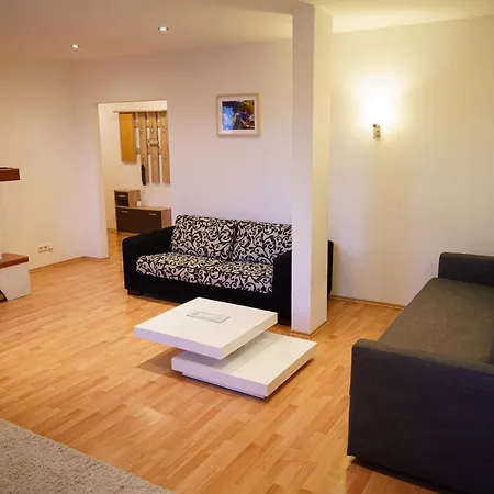 아파트 Spacious For Teams & Families With Balcony, Fast Wifi Near Center *