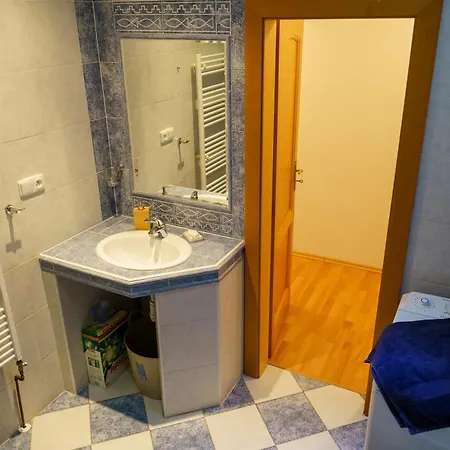 Spacious With A Fireplace In The Apartment *