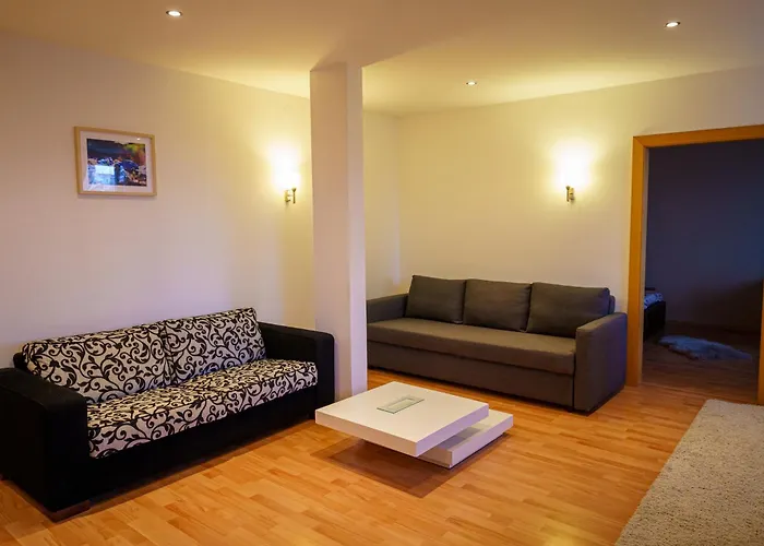 Spacious 2br For Teams & Families With Balcony, Fast Wifi Near Center