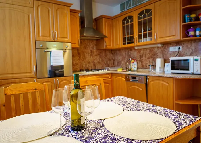 Spacious 2br For Teams & Families With Balcony, Fast Wifi Near Center Apartment *