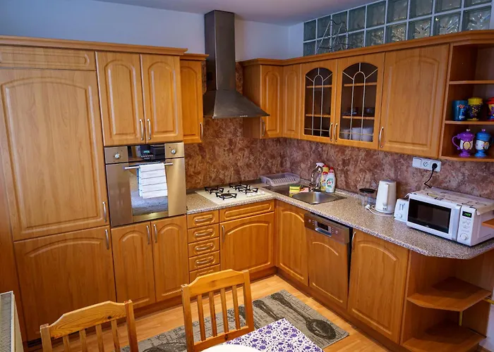 Spacious 2br For Teams & Families With Balcony, Fast Wifi Near Center Apartment *