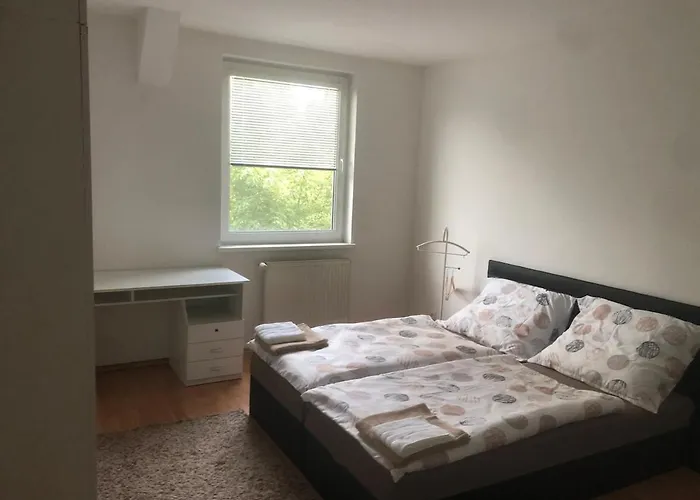 Spacious 2br For Teams & Families With Balcony, Fast Wifi Near Center * 布拉迪斯拉发