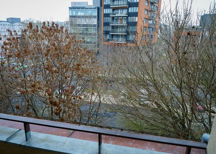 Spacious 2br For Teams & Families With Balcony, Fast Wifi Near Center