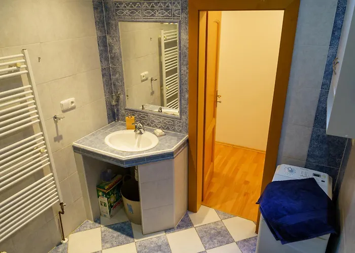 Spacious 2br For Teams & Families With Balcony, Fast Wifi Near Center 公寓 *