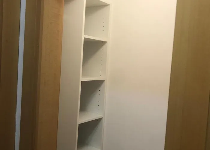 Spacious With A Fireplace In The شقة