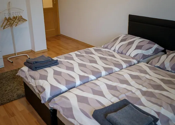 Spacious For Teams & Families With Balcony, Fast Wifi Near Center