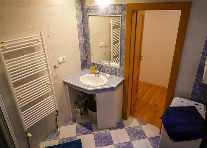 شقة Spacious For Teams & Families With Balcony, Fast Wifi Near Center