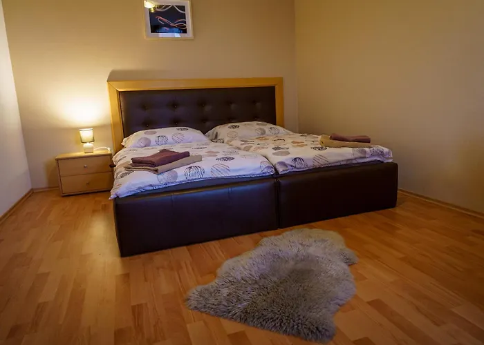 Spacious For Teams & Families With Balcony, Fast Wifi Near Center