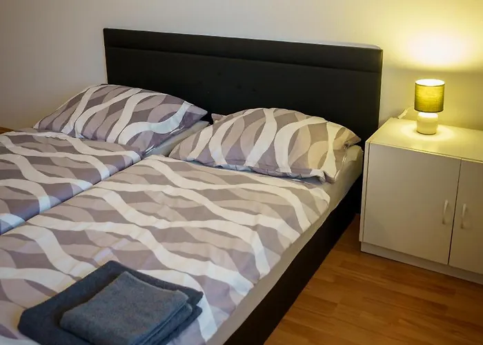 Spacious For Teams & Families With Balcony, Fast Wifi Near Center *