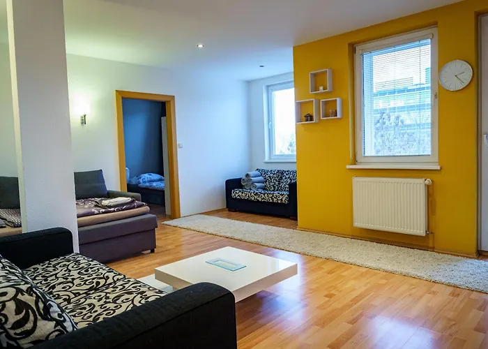 Spacious For Teams & Families With Balcony, Fast Wifi Near Center *