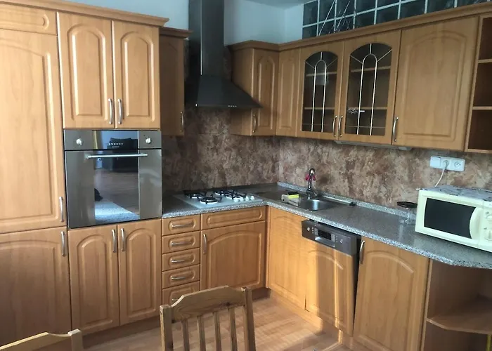 Spacious With A Fireplace In The شقة